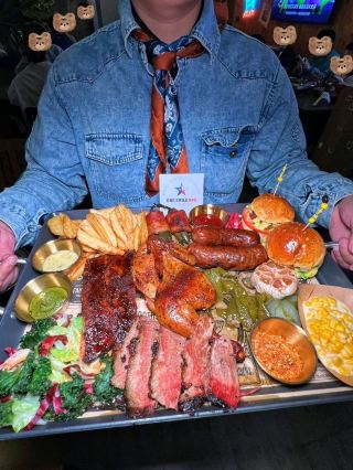 Một viên ngọc quý ẩn mình ở Futian: một nhà hàng BBQ nơi quá trình hun khói chậm 18 tiếng bằng gỗ cây ăn quả giúp tạo nên hương vị thơm ngon tuyệt vời.