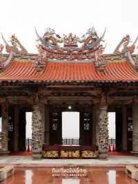 ไหว้พระในวันที่ฝนพรำ บรรยากาศสงบอย่างบอกไม่ถูก