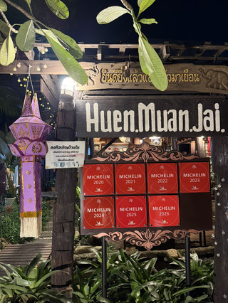 Mimpi tentang makanan jalanan, air terjun, dan kolam renang di atap? Berikut rencana perjalanan baru saya yang berpindah-pindah dari Chiang Mai yang trendi ke Nachikatsuura yang spektakuler 🌄🍜

Tempat-tempat Terbaik di Chiang Mai untuk Dijelajahi:
· One Nimman (1-1 One 1-5 Nimmanahaeminda Road, buka setiap hari pukul 11.00–21.00): Tempat nongkrong yang apik untuk menikmati suasana budaya luar ruangan, arsitektur Barat, pengrajin lokal, dan pasar malam. Berbelanja suvenir unik, ambil foto perkotaan.

· Ginger Farm Kitchen (Jalan Nimmanhaemin): Suasana farm-to-table—cobalah kari babi kunyit atau sosis Thailand utara mereka; tempat duduk di dekat jendela paling cocok untuk menikmati pemandangan jalanan.

· U Nimman Chiang Mai (Jalan Nimmana Haeminda, Jalur 1): Hotel modern dengan layanan luar biasa, pemandangan kolam renang di atap, dan prasmanan sarapan yang luar biasa (cobalah sup mie yang dimasak segar di luar). Tips: Check-in 24 jam berarti tidak perlu menunggu; bawalah penyumbat telinga karena kamar bisa berisik.

· Huen Muan Jai (24 Ratchaphuek Alley): Wajib dikunjungi untuk hidangan pedas khas Thailand Utara; pesan kari hunglay dan nasi ketan.

· Khao Soi Maesai (29, 1 Ratchaphuek Alley): Favorit warga lokal untuk khao soi (mie telur dengan kari santan) yang creamy—datanglah dalam keadaan lapar!

Beralih ke Nachikatsuura:
· Air Terjun Nachi: Air terjun bersejarah Jepang setinggi 133 meter, dikelilingi hutan lebat. Foto terbaik saat matahari terbit. Bawalah camilan, karena perjalanannya cukup jauh.

Transportasi: Di ​​Chiang Mai, gunakan aplikasi Grab untuk perjalanan mudah atau naik songthaew (truk merah) lokal untuk perjalanan kelompok yang murah. Tips dari Melbourne—dapatkan kartu Myki untuk trem; untuk Nachikatsuura, rencanakan perjalanan Anda dengan kereta JR dan periksa jadwalnya yang jarang.

Tips Tambahan: Uang tunai adalah raja di pasar Chiang Mai, dan jangan lewatkan sarapan lokal untuk memulai hari Anda dengan otentik. Cuaca: Chiang Mai lebih sejuk daripada Bangkok, tetapi bawalah pakaian berlapis untuk pagi hari.

#ChiangMaiEats #NachiWaterfall #TravelAsia #OneNimman #FoodJourney #chiangmai #thailand #tripdotcom