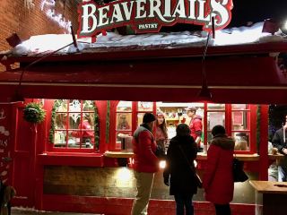 Every winter in Canada, Ottawa, Ontario, transforms into a winter wonderland during the snow season! This trip mainly focused on the Rideau Canal, Ottawa's longest natural skating rink in the world. Along the way, you can enjoy the thrill of skiing and witness the stunning snow-covered trees under a clear sky – perfect for Instagram-worthy photos. But that's not all! If you'd like a magical nighttime skating experience in the forest, consider the nearby Muskoka Arrowhead Skating Trail.