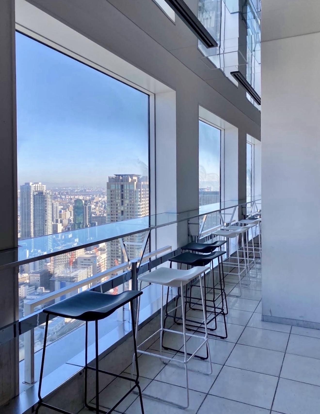 Quán cà phê trên sân thượng với tầm nhìn toàn cảnh tuyệt đẹp 🏙️🌇 ngay trung tâm Osaka, Nhật Bản 🇯🇵