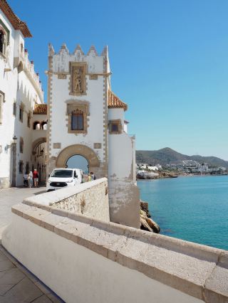 One place I highly recommend visiting if you're going to Barcelona:
Sitges

A resort town about an hour from Barcelona by train or bus 🏝️
Having been there, I can say it was truly a place I'm glad I visited.

Everywhere you look, the streets are stylish 👠
There are many tourists, but for some reason, time seems to slow down here.
The day I went was sunny and perfect Sitges weather!
The sea was incredibly beautiful, and I regretted not bringing my swimsuit.
I recommend bringing a swimsuit and swimming in the sea if you're going to Sitges.
I was incredibly envious of the people jet skiing in such a beautiful sea.

It was a little disappointing that there weren't any souvenir shops.

I went by train from Barcelona via the subway.
I took the RS2 line from a station near my hotel and got there in one go! It was very easy to understand!

Sitges is in a different zone, so you need to buy a different ticket.

I had bought a T-Familiar Zone 3 pass, so I used it to go with a friend.
On the way back, we were planning to go to Montjuïc, so we took the bus to Plaça d'Espanya.
It's surprisingly easy once you get used to it, but trains and buses might be difficult until you do.
