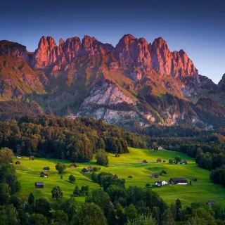 スイスの丘と山々で過ごす夏