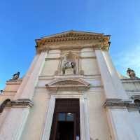 イタリア　ベローナの街を散策して見つけた教会