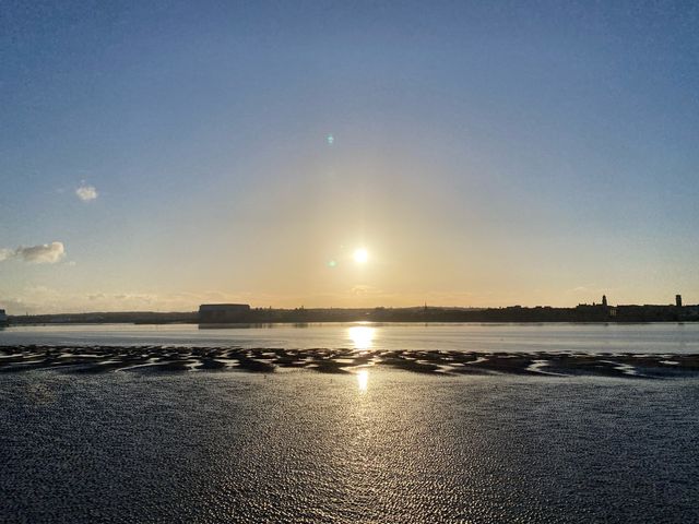 Liverpool Beach: Tranquil Sands Along Mersey 