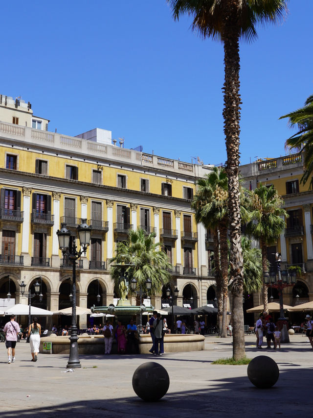 Plaça Reial: The Beating Heart of Barcelona’s Social Scene