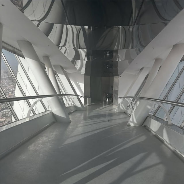 Sky-High Wonders: The Kingdom Tower Sky Bridge Experience 🌆✨
