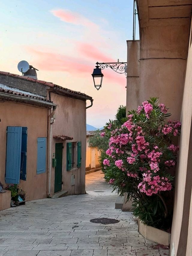 🌿 Gassin: A Hilltop Jewel Overlooking the Glamour of Saint-Tropez 🇫🇷✨
