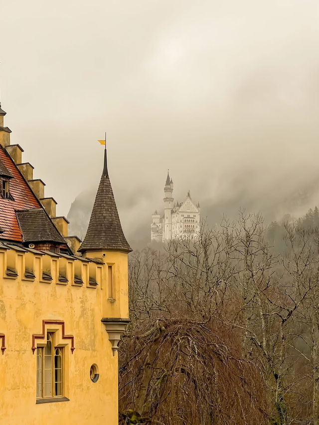 Straight out of a fairytale — welcome to Schloss Neuschwanstein 🏰✨