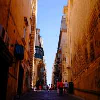 Golden Paths of Valletta – Malta’s Enchanting Alleys 🌞🏛️