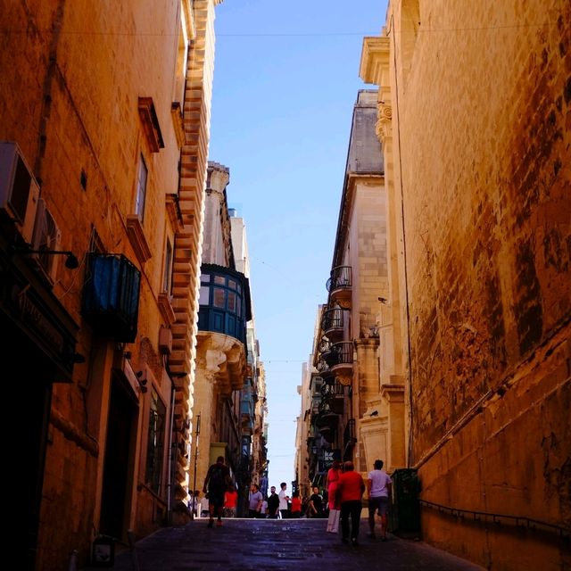 Golden Paths of Valletta – Malta’s Enchanting Alleys 🌞🏛️