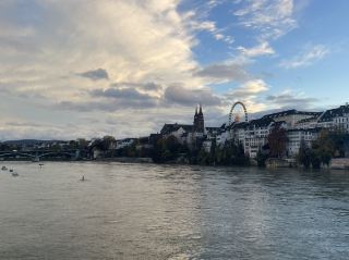 巴塞爾（Basel）位於瑞士西北部，坐落於萊茵河畔，與德國、法國接壤，是瑞士第三大城市，也是重要的製