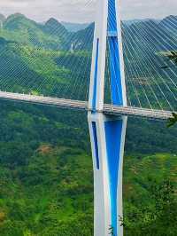 雲海包裹著大橋走上大橋＝走進了雲海