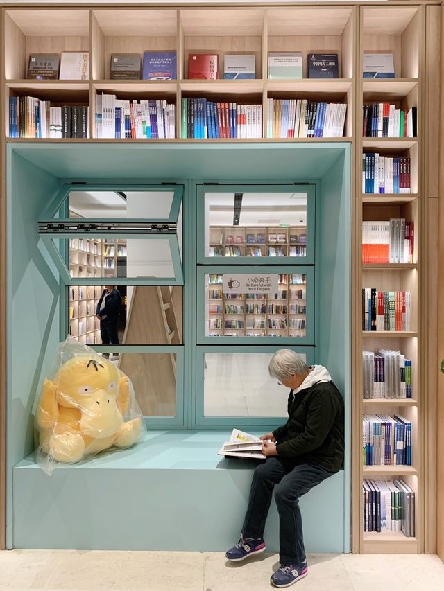 上海書城煥新歸來，猶如巨型水晶宮