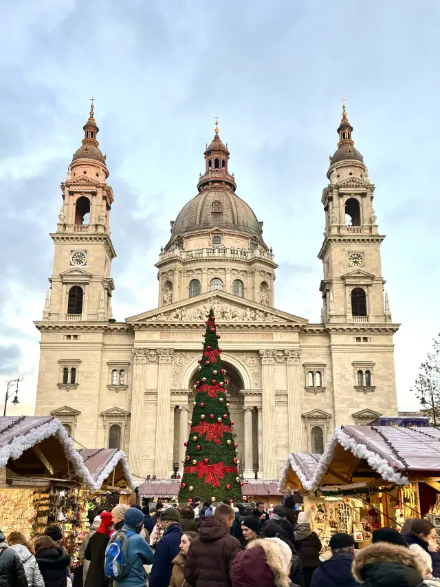 Go to Budapest to experience the romantic Christmas atmosphere