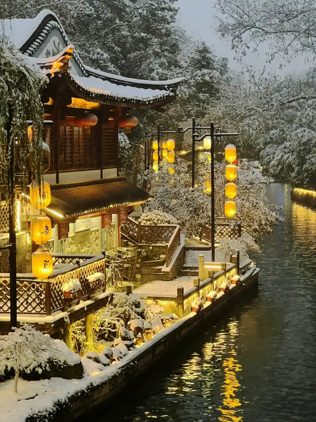 หิมะทั่วเมืองจินหลิงที่ประตูจีนกลางและวัดครู