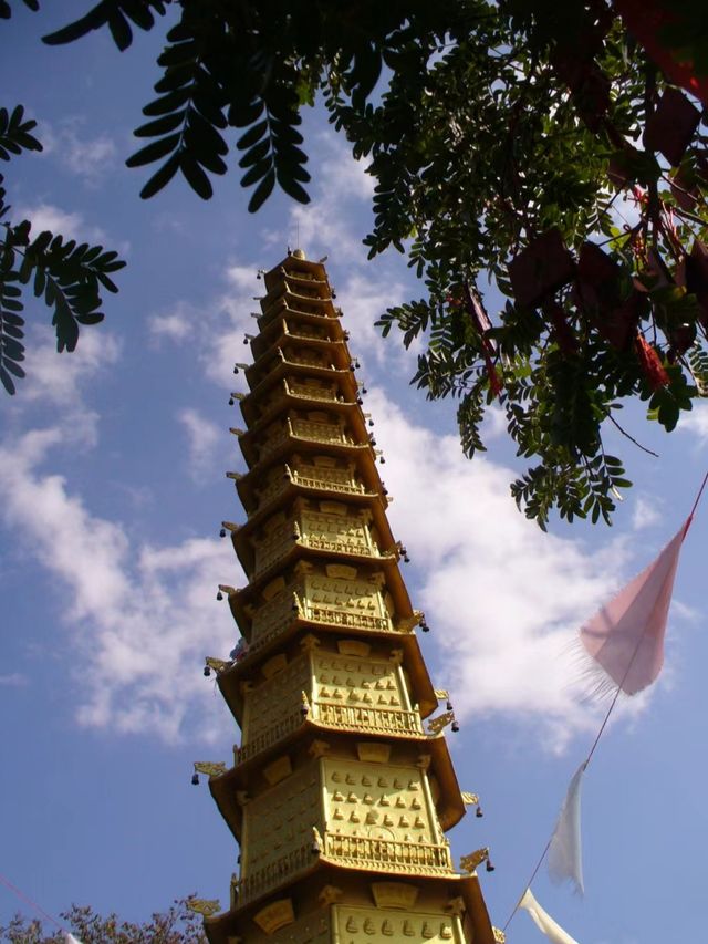 蒙自|二龍山寺 黃牆灰瓦 紅綾祈福 皆是空山~