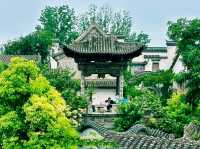 鄭州瞻園是安徽整體遷過來的徽派古建築,走進瞻園,你會看到古寨、古亭、四合院、樓台亭閣、曲折長廊、荷花