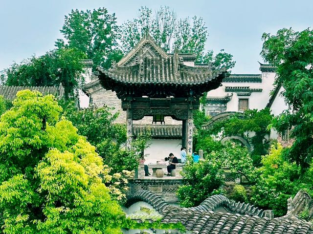 鄭州瞻園是安徽整體遷過來的徽派古建築,走進瞻園,你會看到古寨、古亭、四合院、樓台亭閣、曲折長廊、荷花 鄭州瞻園是安徽整體遷過來的徽派古建築,走進瞻園,你會看到古寨、古亭、四合院、樓台亭閣、曲折長廊、荷花