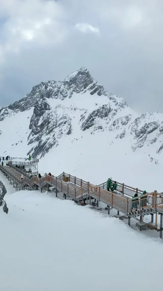 A person travels to Lijiang on a budget