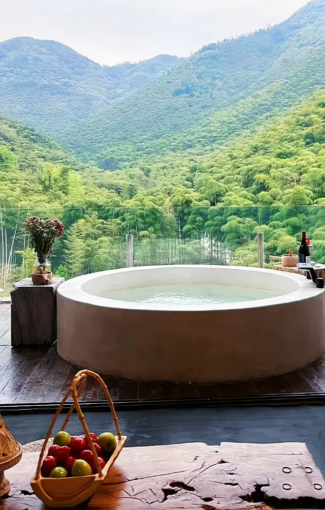 시야가 매우 뛰어난 산정상 온천 민박, 주변은 온통 대나무 산이다