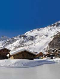 🏔️ Val-d'Isere's Coziest Stays Unveiled! 🛎️✨