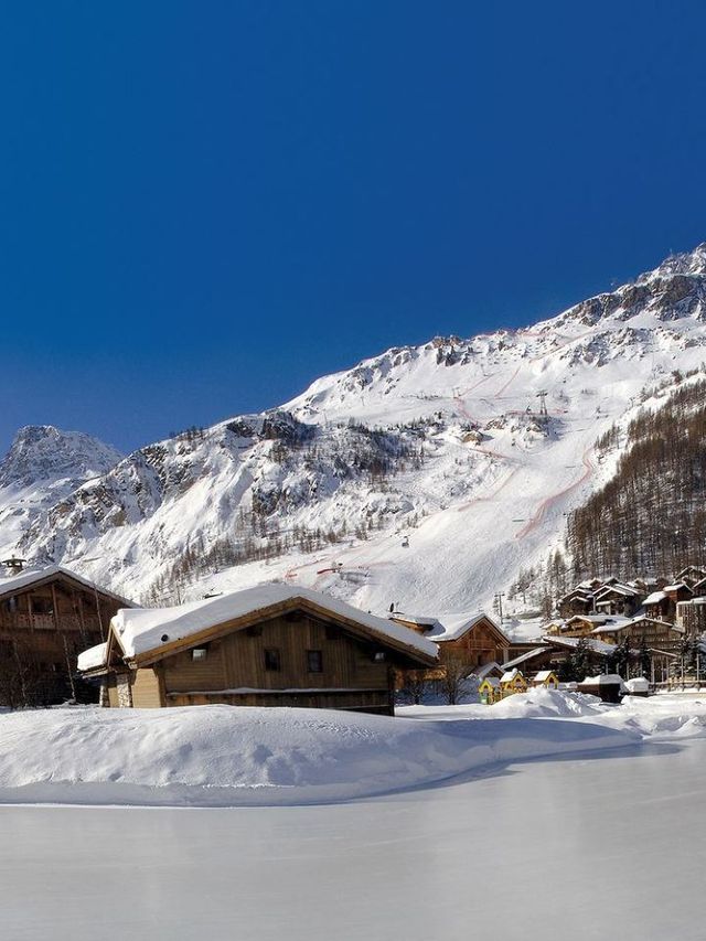 🏔️ Val-d'Isere's Coziest Stays Unveiled! 🛎️✨