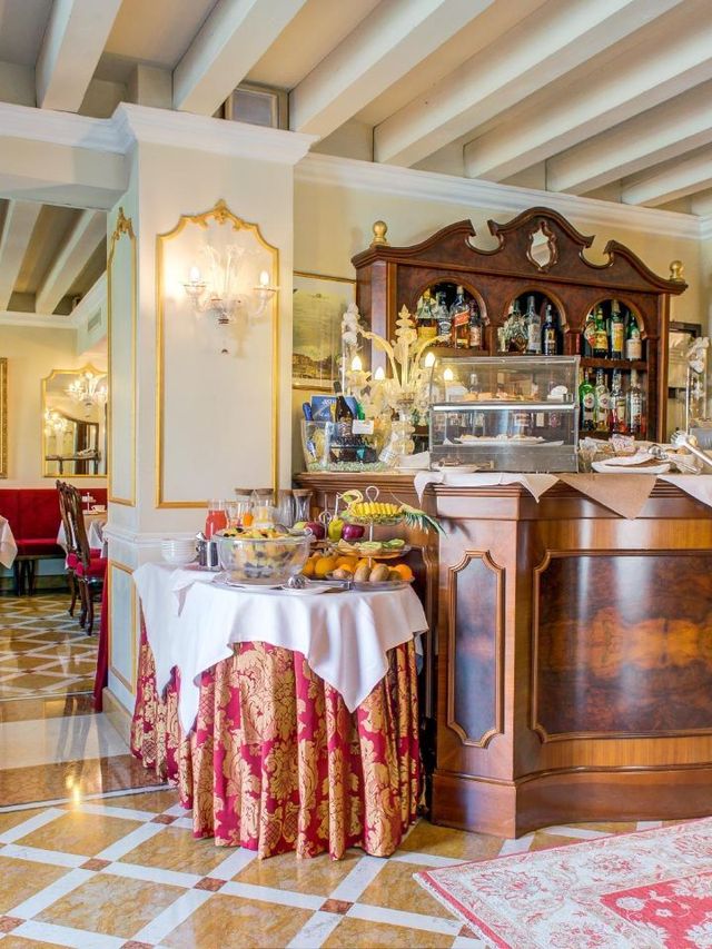 🌟 Venice Views & Vibes: Canal Grande Hotel 🌟