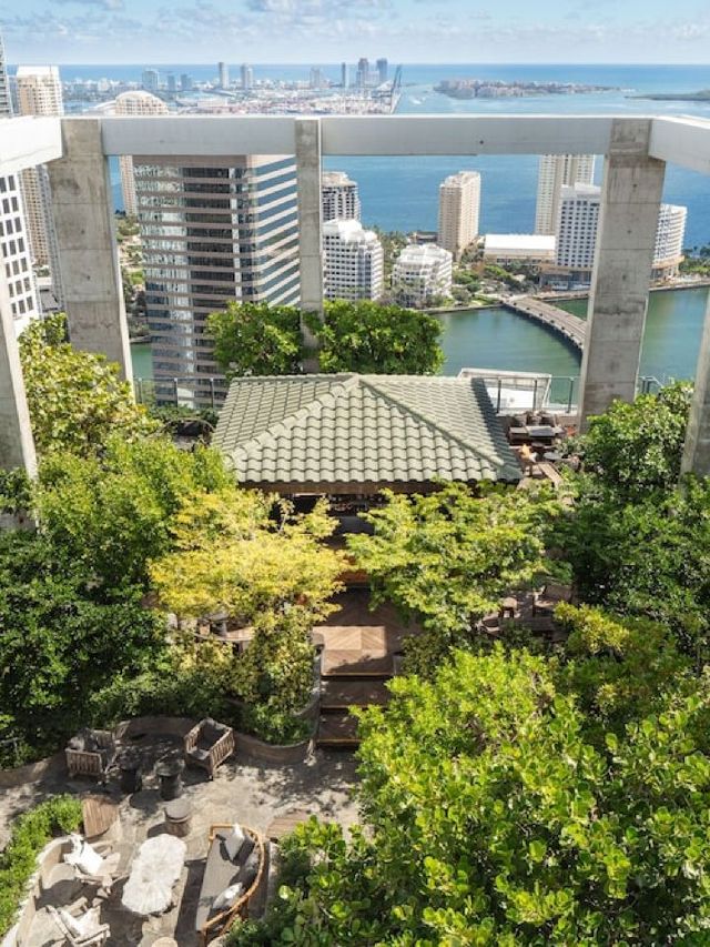 🌴✨ Miami's Chic Sleeps: East Miami Residences 🏙️🛏️