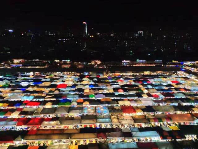 曼谷夜市摩天輪，年輕人聚會玩樂好去處