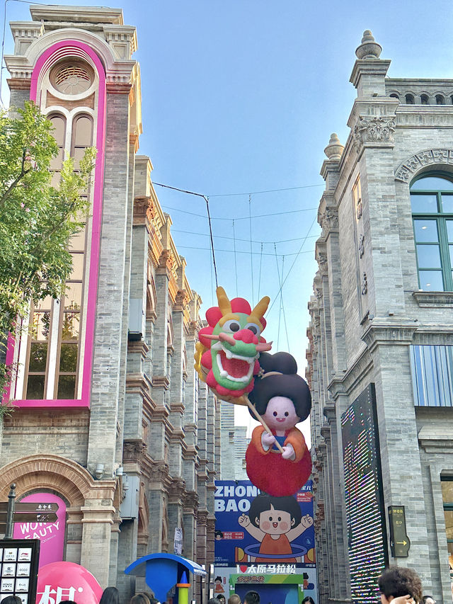 就寵遊客啦｜鐘樓街Citywalk換新裝！太原鐘樓街換上新裝束，深入遊覽一周發現，隨手一拍都是大作。