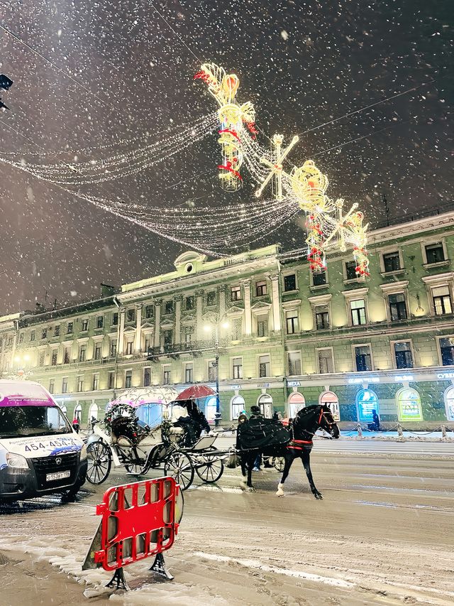 「索契冬季俄羅斯的冬季綠洲，溫泉與雪景的雙重享受」。