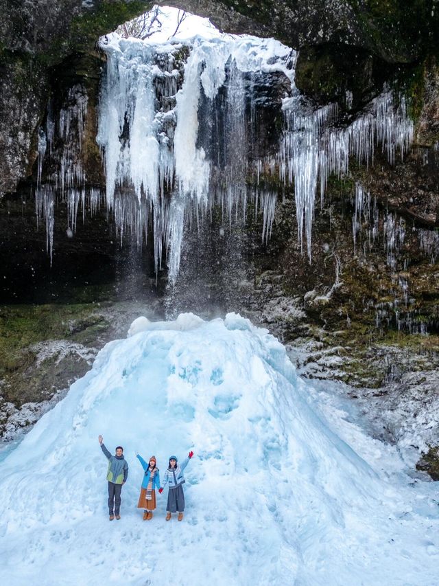 成都出發2h在白雪森林中發現藍冰瀑布