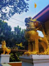 清邁古城一座金碧輝煌的寺廟