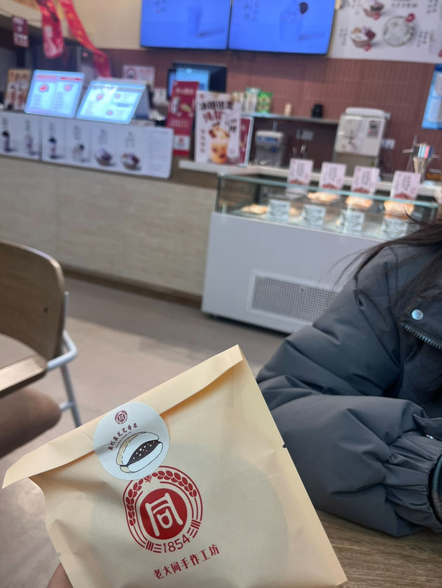 Smelly Snacks, Sweet Bites & Russian Vibes on Nanjing Road! ✨🛍️🍜🍦