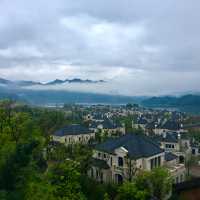 集山、湖、優秀人文建築於一體嘅高級酒店！