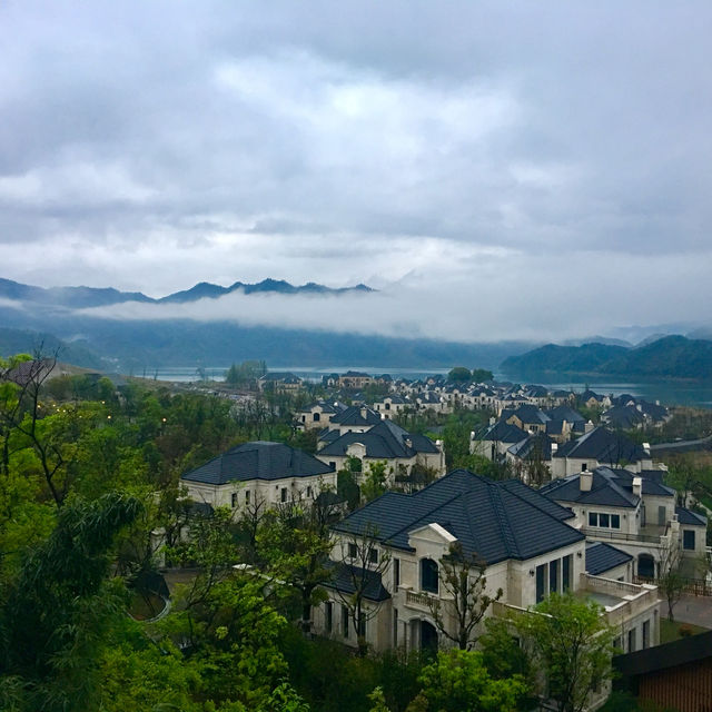 集山、湖、優秀人文建築於一體嘅高級酒店！