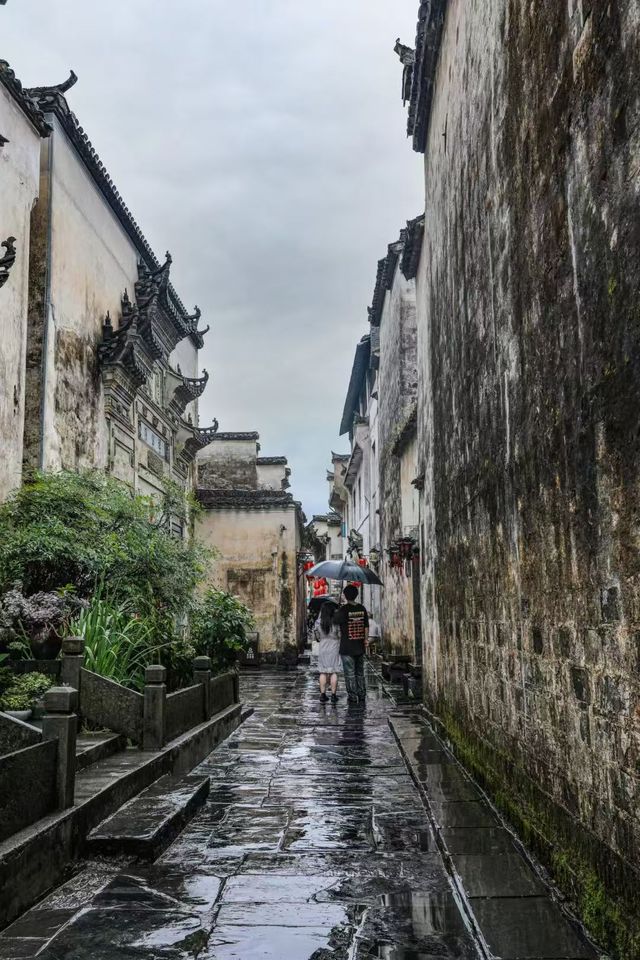 雨洗西遞：一幅暈開的水墨長卷