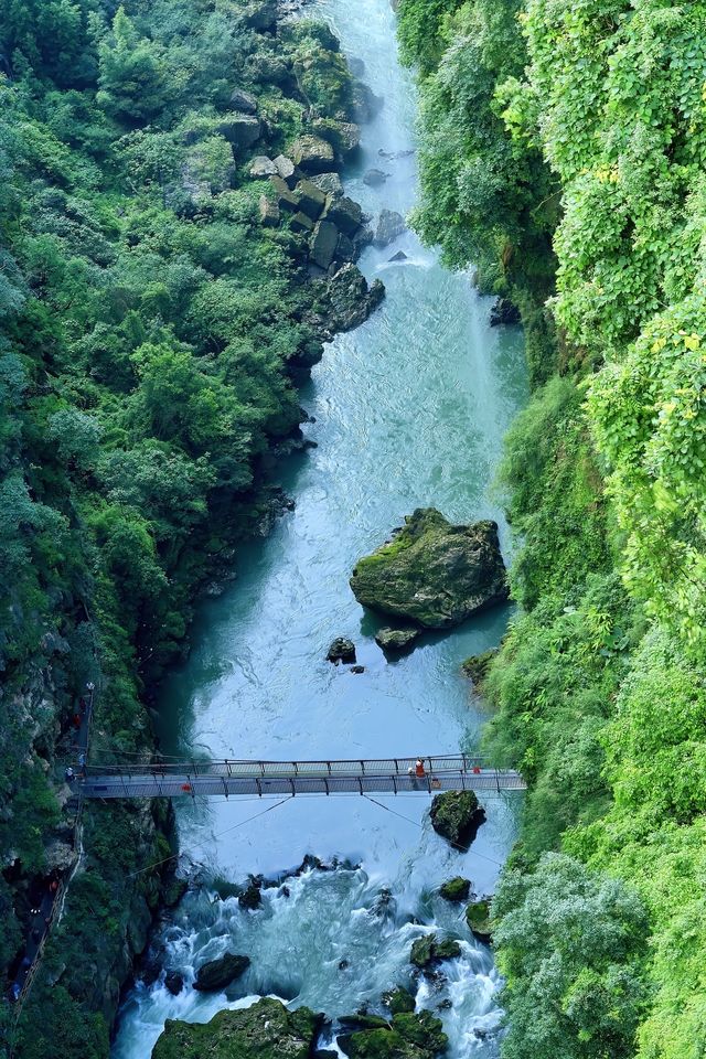 8月馬嶺河：千瀑漂流×地縫奇觀×苗家酸湯全攻略