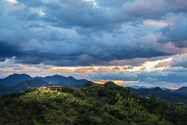 那風雲同遠山，咪就係夢入面嘅徽州老家囉