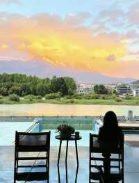 一睜眼就係日照金山嘅絕美民宿