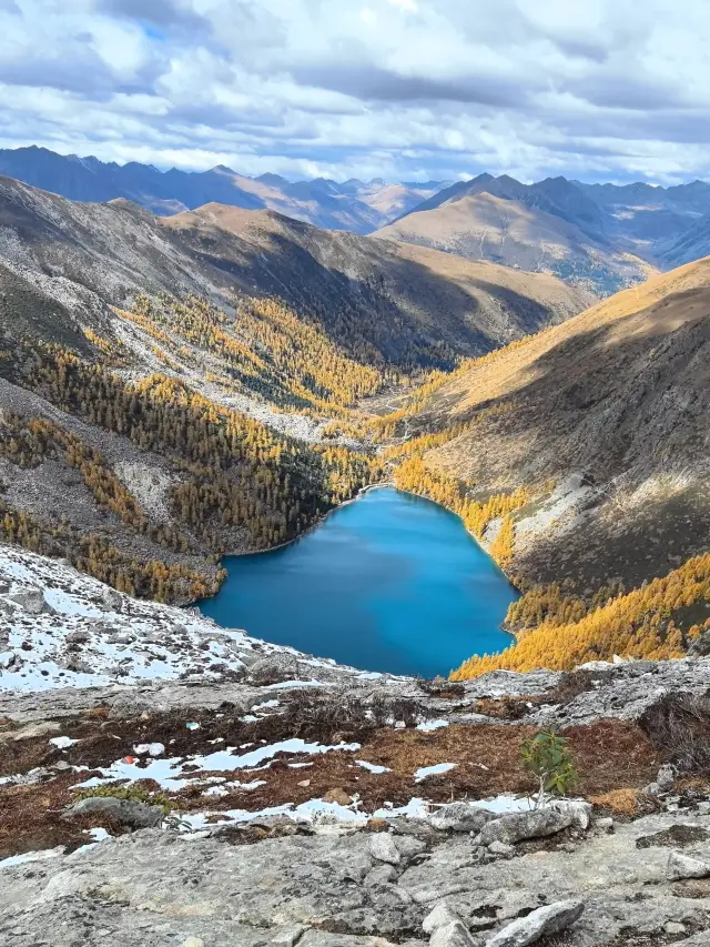ป่าไม้หลากสี ภูเขาที่ปกคลุมด้วยหิมะ และทะเลสาบ สถานที่แห่งนี้ถือเป็นสถานที่ที่มีทัศนียภาพฤดูใบไม้ร่วงที่งดงามที่สุดของเสฉวน