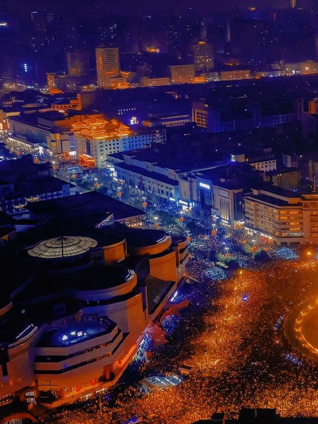 鐘樓下萬隻氣球雨+城牆燈展盛唐燈火裡撞進2026 鐘樓下萬隻氣球雨+城牆燈展盛唐燈火裡撞進2026