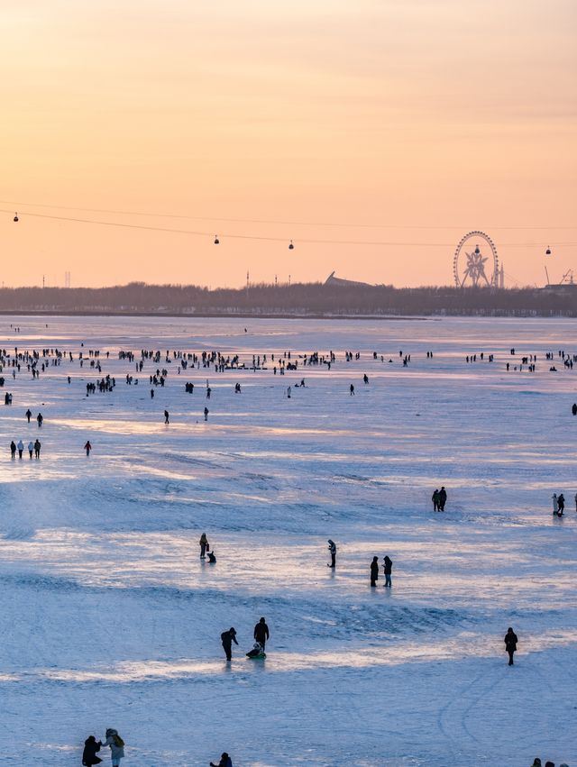 震撼！冰凍期松花江美成天然滑雪場，日落+摩天輪絕了！
