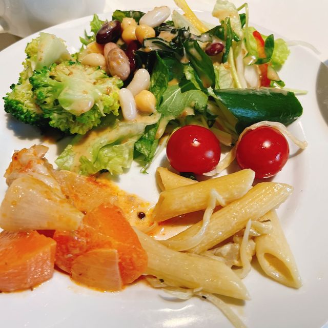 サラダバーとパン食べ放題が魅力的のレストラン✨
