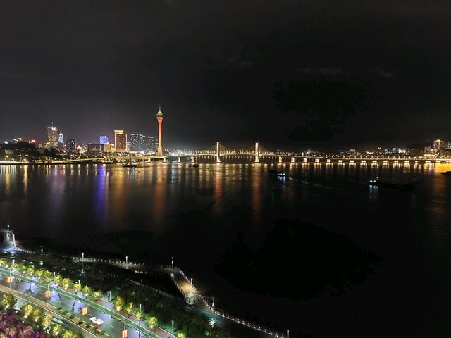 無敵打卡夜景+室內外泳池+豐富膳食