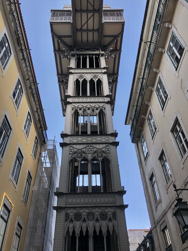 A lift built in 1902 😮🇵🇹