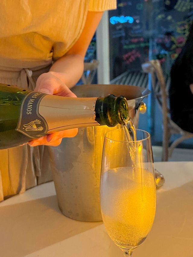 낮에는 카페, 밤엔 아늑한 와인바로 변신하는 비뉴🍷