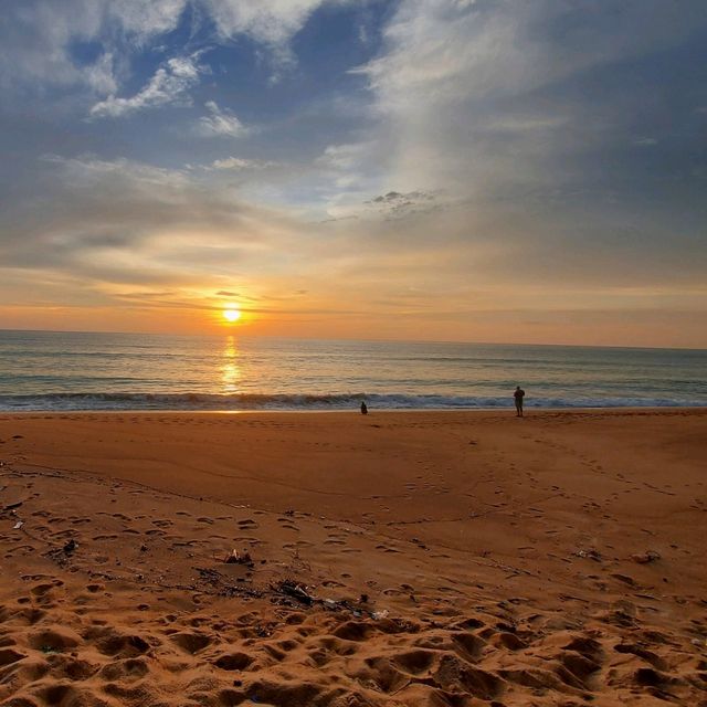 ชมพระอาทิตย์ตกที่หาดไม้ขาว
