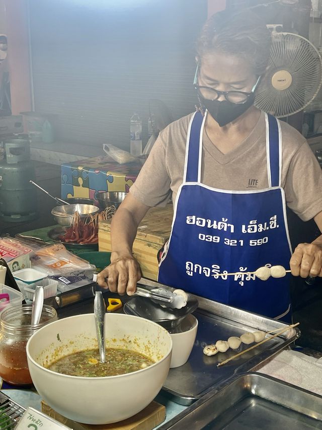 ปลาหมึกย่าง เจ๊หวิน 🌶️🐙 ตลาดนัดเซนทริค จันทบุรี 